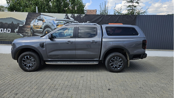 Keménytetős beszerelés és csúszó tálca a Ford Ranger Wildtrak 2024-en