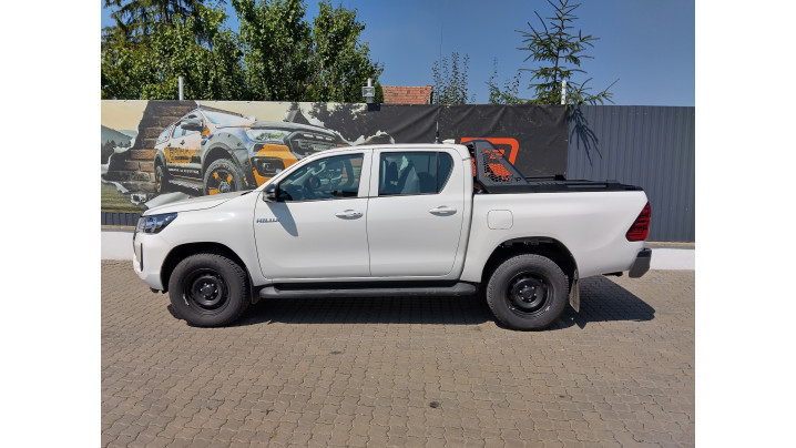 Roll cover, bed liner on Toyota Hilux 2023