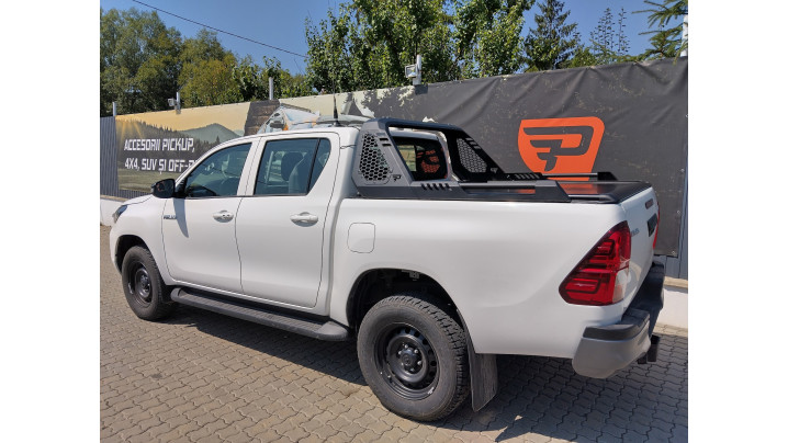 Bukórúd, bukócső, párnázás beszerelése Toyota Hilux 2023-ra
