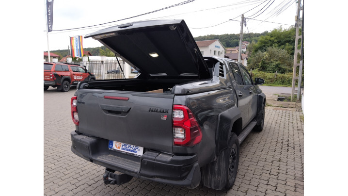 Burkolat típusú platófedő zárás és platófedő párnázás beszerelése a Toyota Hilux GR Sport II-re