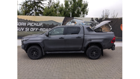 Burkolat típusú platófedő zárás és platófedő párnázás beszerelése a Toyota Hilux GR Sport II-re
