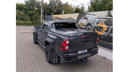 Burkolat típusú platófedő zárás és platófedő párnázás beszerelése a Toyota Hilux GR Sport II-re
