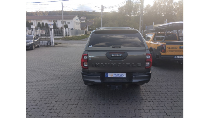 Keménytető / Felépítmény beszerelés a Toyota Hilux 2023-ra