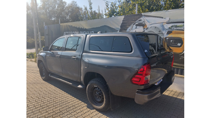 Montare Laderaumauskleidung und hardtop pe Toyota Hilux 2024