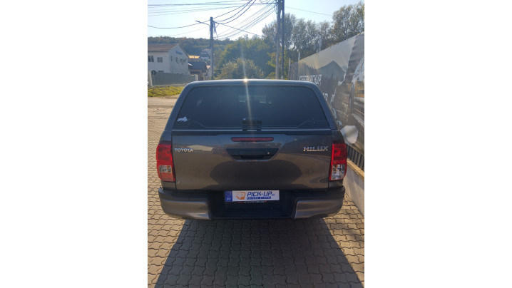 Montare Laderaumauskleidung und hardtop pe Toyota Hilux 2024