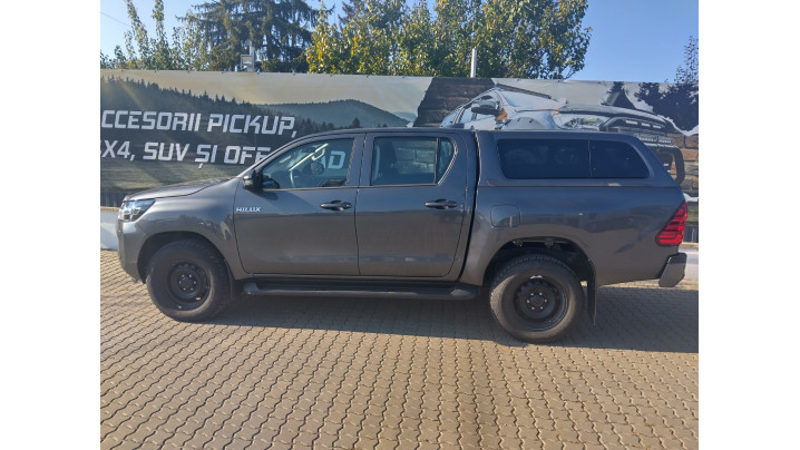 Montare Laderaumauskleidung und hardtop pe Toyota Hilux 2024