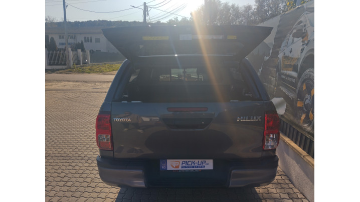 Montare Laderaumauskleidung und hardtop pe Toyota Hilux 2024