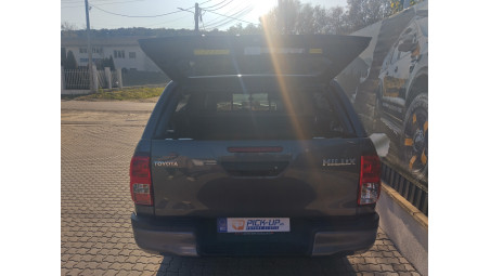 platóbélés és keménytető beszerelése a Toyota Hilux 2024-re