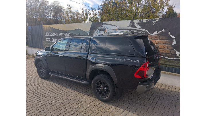 Keménytető / Felépítmény beszerelés a Toyota Hilux 2024-re