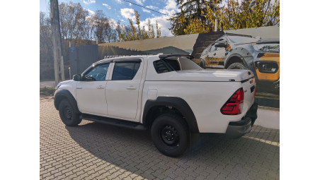 Takaró típusú lökhárító zárás, lökhárító párnázás, sárvédők, ablakterelők beszerelése a Toyota Hilux 2024-re