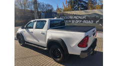 A lökhárító görgő, az ablakterelő és a motorháztető beszerelése a Toyota Hilux 2024-re