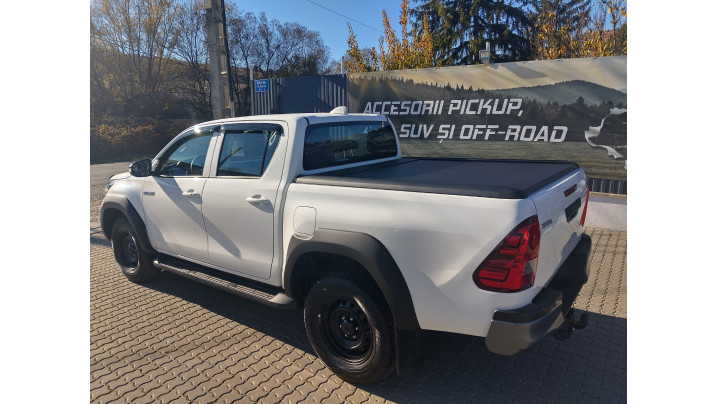 A lökhárító görgő, az ablakterelő és a motorháztető beszerelése a Toyota Hilux 2024-re