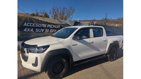 A lökhárító görgő, az ablakterelő és a motorháztető beszerelése a Toyota Hilux 2024-re