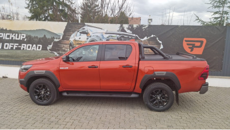 Montare capitonaj de bena, rulou, rollbar und ladita utilitara pe Toyota Hilux 2025