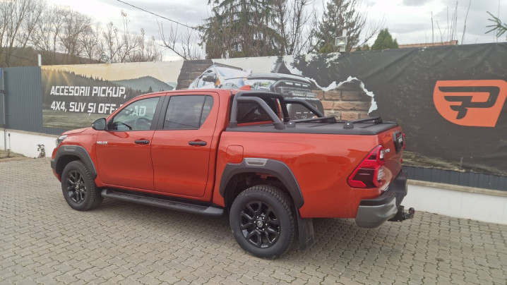 Motorháztető, görgő, bukócső és segéddoboz felszerelése a Toyota Hilux 2025-re