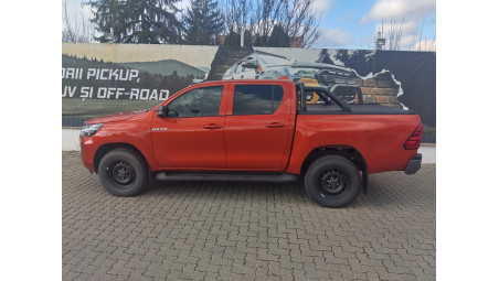 Motorháztető párnázat, motorháztető-görgő és bukócső beszerelése a Toyota Hilux 2024-re
