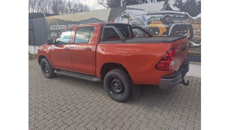 Motorháztető párnázat, motorháztető-görgő és bukócső beszerelése a Toyota Hilux 2024-re