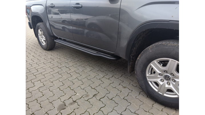 A bukócső és az oldalküszöbök felszerelése a Volkswagen Amarok 2025-re