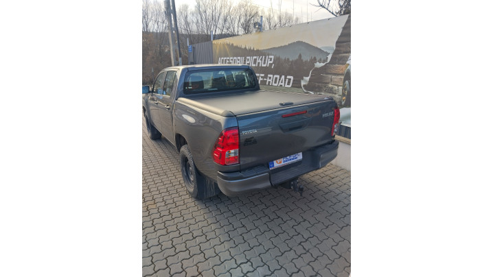 Díszszőnyeg tekercs és tálca felszerelése a Toyota Hilux 2022-re
