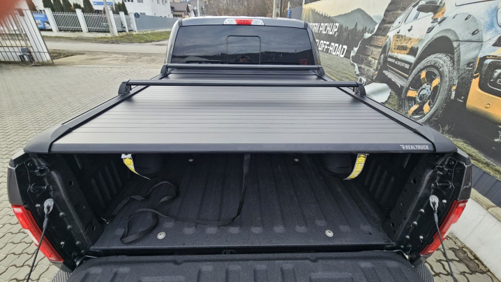 Redőnyök és keresztrudak beszerelése a görgőhöz a Ford F150 2019 modellen