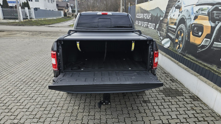 Redőnyök és keresztrudak beszerelése a görgőhöz a Ford F150 2019 modellen