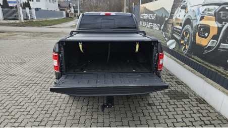 Redőnyök és keresztrudak beszerelése a görgőhöz a Ford F150 2019 modellen