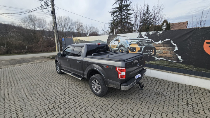 Redőnyök és keresztrudak beszerelése a görgőhöz a Ford F150 2019 modellen