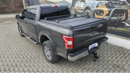 Redőnyök és keresztrudak beszerelése a görgőhöz a Ford F150 2019 modellen