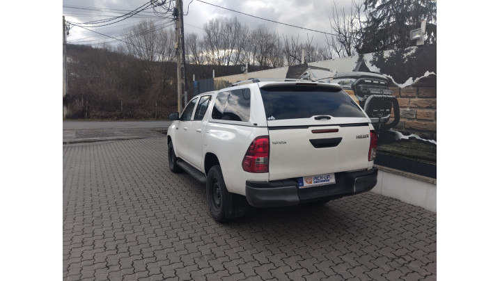 Montare capitonaj de bena und hardtop Alpha GSR pe Toyota Hilux 2025