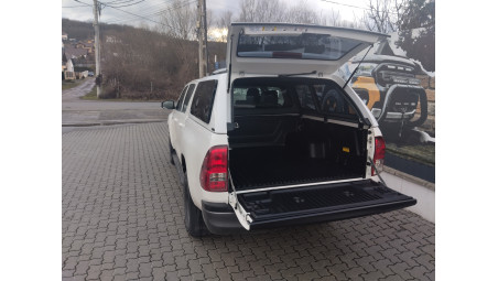 Alpha GSR lökhárító és Felépítményes platóbélés felszerelése a Toyota Hilux 2025-ön